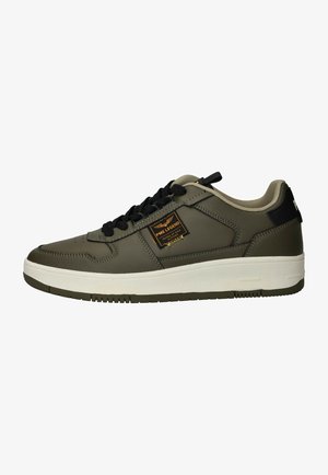 Olijfgroene sneaker met een gestructureerde leren bovenkant, zwarte veters en een witte rubberen zool. Voorzien van een merklabel aan de zijkant.