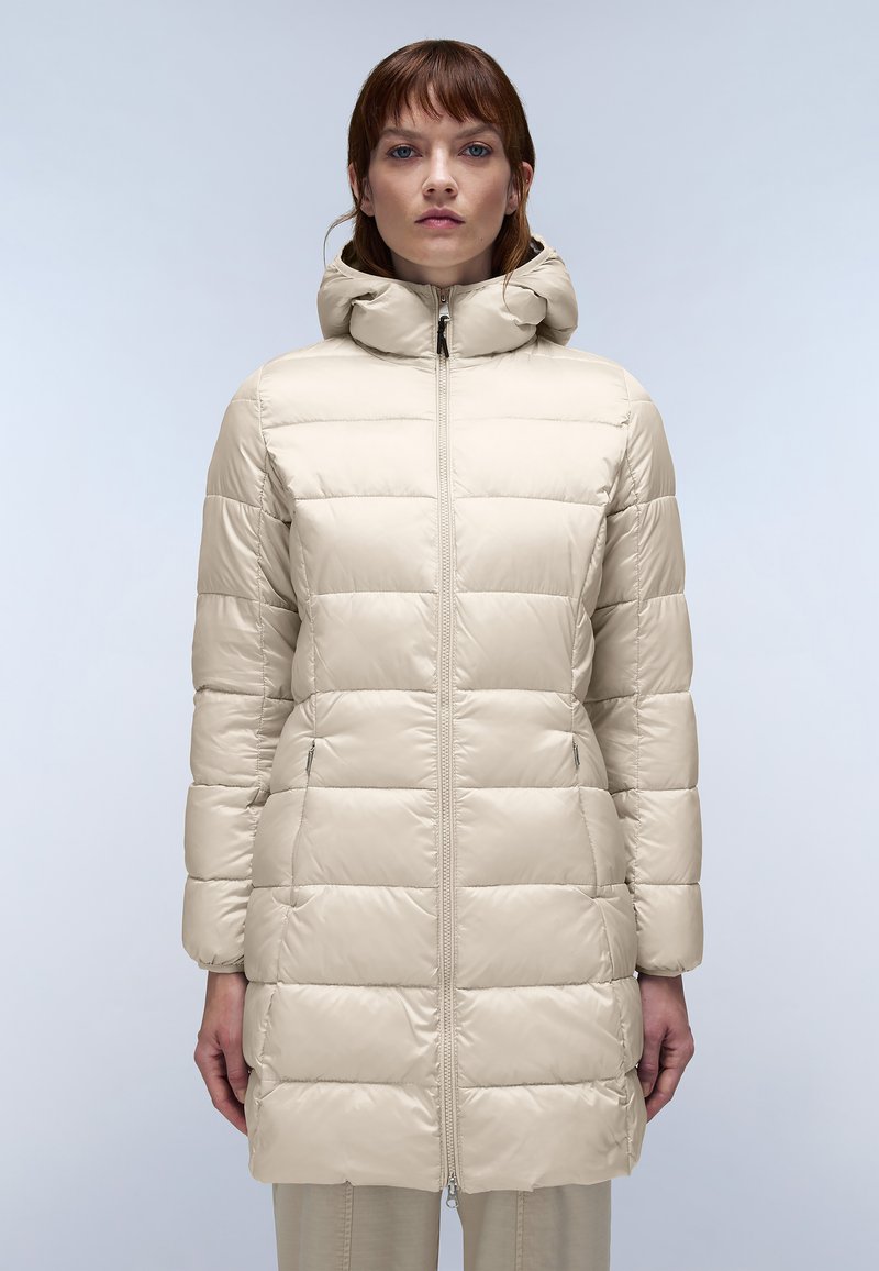 Abrigo de plumas beige con capucha, que presenta un cierre frontal, textura acolchada y bolsillos laterales. El diseño ofrece una silueta ajustada.