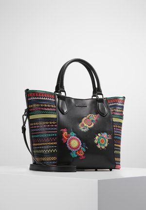 Sort håndtaske med farverige broderede blomsterdesigns foran og flerfarvet stribet broderi på siderne, udstyret med to håndtag og en skulderrem.