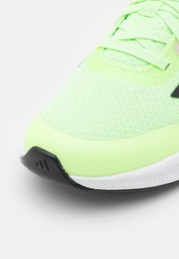 adidas Performance FALCON 3.0 ELASTIC LACE STRAP - Zapatillas running asfalto - green spark/core black/putty grey