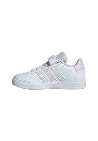 Scarpa sportiva bianca con tre strisce pastello (rosa e verde) sul lato, chiusura a strappo e una linguetta grigia texture.