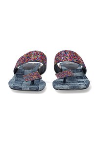 Chanclas de playa con una suela que imita el denim azul y una tira colorida con joyas. El diseño presenta un estilo plano con correas superiores y para los dedos ajustables.