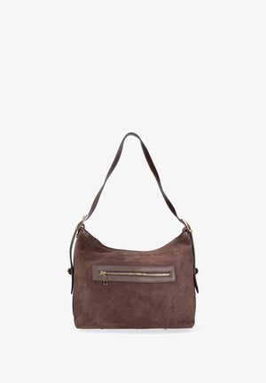 Sac à main en daim marron de forme incurvée, avec une seule bandoulière et une poche zippée à l'avant mettant en valeur un accent en cuir texturé.