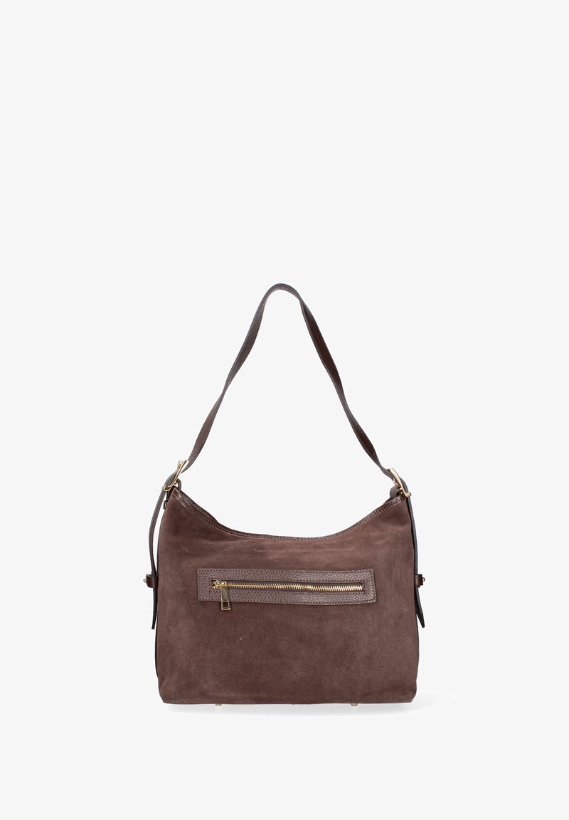 Bruine suède handtas met een gebogen vorm, enkele schouderriem en een voorvak met rits met een getextureerde leren accent.