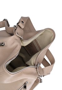 Borsa a mano in pelle beige con finitura texture, chiusura con zip e interno in tessuto. Dotata di spallacci regolabili e tasca laterale.