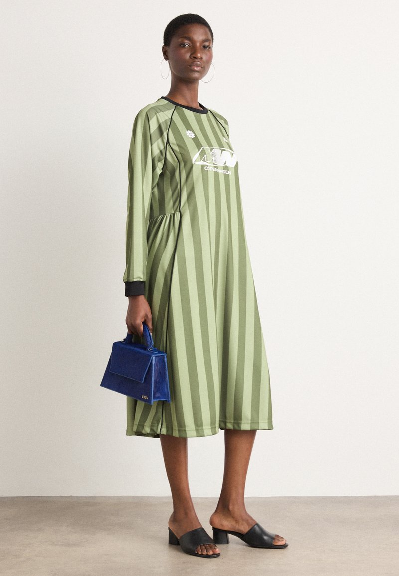 Mads Nrgaard SHINY SPORT DEBBIE DRESS - Jersey dress - four leaf  clover/oil green/evergreen - Zalando.ie