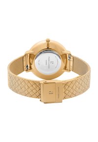 Reloj de acero inoxidable dorado con correa de malla y caja redonda. La parte trasera presenta una superficie lisa y detalles de marca grabados.