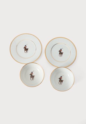 Due piatti bianchi e due ciotole con bordo dorato, ognuna raffigurante un giocatore di polo a cavallo che tiene un martello al centro.