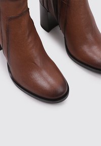 Sandra Fontán Bottines - camel