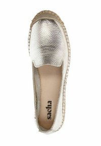 Zilveren leren espadrille instap-schoenen met een gestructureerd oppervlak, ronde neus en natuurlijke touwrand langs de zool. Het interieur bevat de merknaam.
