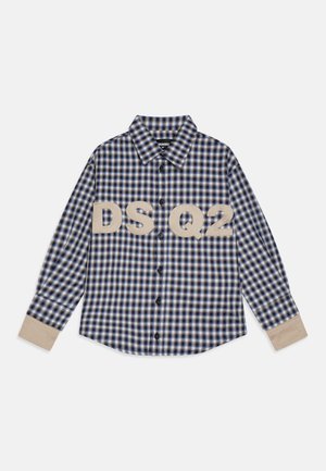 Camisa de botones en un patrón a cuadros en navy y beige, con gran texto en beige "DS Q2" en la parte frontal, y puños en beige a juego.