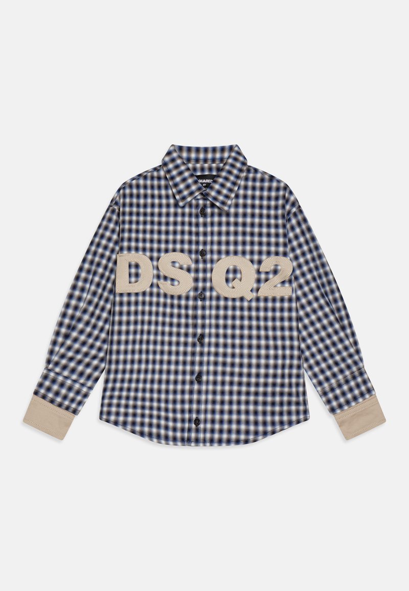 Srajca z gumbi v mornarsko modri in bež kariranem vzorcu, ki vsebuje velike bež napis "DS Q2" spredaj, z nasprotnimi bež manšetami.