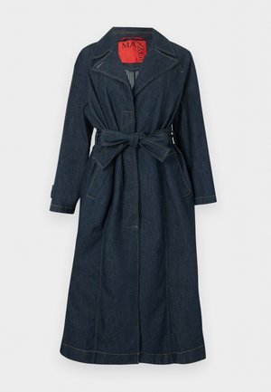 Σκούρο μπλε μακρύ παλτό από τζιν με φαρδύ γιακά, ζώνη στη μέση, πλαϊνές τσέπες και κόκκινη εσωτερική ετικέτα με το κείμενο "MAX&Co.".