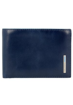 Portafoglio in pelle blu navy con una texture liscia, forma rettangolare e bordi cuciti. Presenta una placca con logo argentato con un'accente blu.