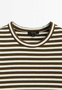 Braun-weißer gestreifter Rippstrickpullover mit rundem Ausschnitt. Verfügt über eine strukturierte Stoffoberfläche und ein Etikett im Kragen.