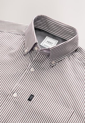 Hemd mit Knopfleiste in engen burgunderroten und weißen Streifen, mit einem strukturierten Kragen und einem Markenlabel. Weiche Baumwollstruktur, normale Passform.