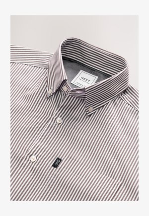 Košile na knoflíky s úzkými bordó a bílými pruhy, vybavená strukturovaným límcem a značkovou etiketu. Měkká bavlněná textura, pravidelný střih.