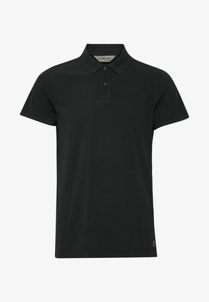 Polo shirt noir en coton doux, avec un col, une patte de boutonnage à deux boutons, des manches courtes et une étiquette logo discrète en bas à gauche.