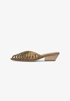 Mule marron à enfiler, avec un petit talon cubain et un motif en treillis clouté sur la partie supérieure de la chaussure.