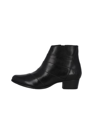 Botines de cuero negro hasta el tobillo con puntera ligeramente puntiaguda, que presentan paneles cosidos horizontalmente y un tacón bajo y cuadrado.