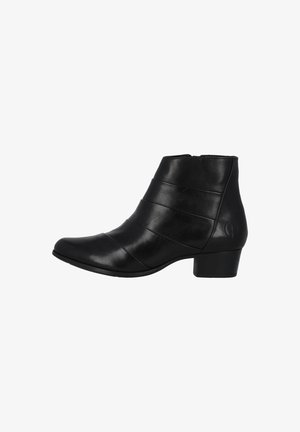 Bottines en cuir noir avec un léger bout pointu, présentant des panneaux cousus horizontalement et un petit talon carré.