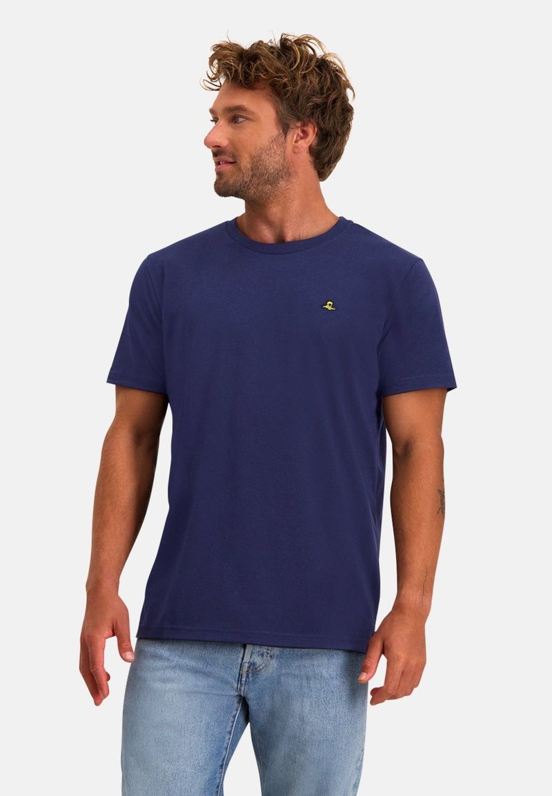 Navyblauwe katoenen t-shirt met korte mouwen en ronde hals, voorzien van een klein geel logo op de borst. Zachte textuur, casual pasvorm.