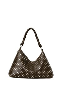 Bolso de cuero marrón con puntos plateados, forma curva, asa trenzada y textura suave. Presenta acentos metálicos para la sujeción.