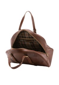 Bruine leren tas met een grote ritsopening, met een geruite binnenvoering. Voorzien van stevige handvatten en een gladde textuur.