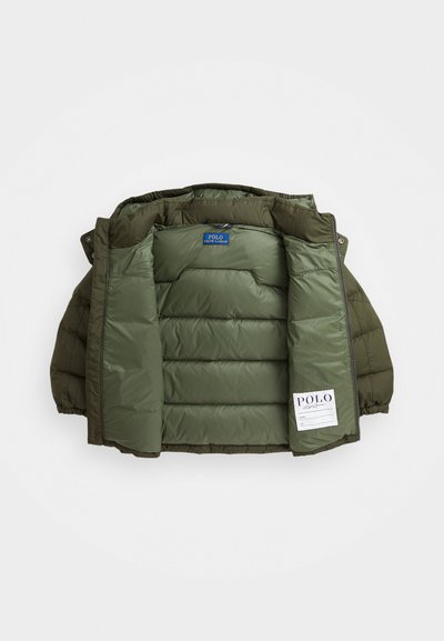 Chaqueta tipo puff en verde oliva, con textura brillante y acolchada, cierre de cremallera y etiqueta interior. Forrada con un material de color verde más claro.