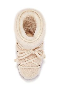 Mäkké béžové čižmy s nadýchanou textúrou, so šnurovacím dizajnom a zaobleným vrchom. Interiér a obruby sú vyrobené z materiálu s svetlým ovčím rúnom.