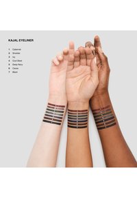 Kolme kättä esittelee erilaisia kajal-eyelinerin sävyjä: Cabernet, Smolder, Ivy, Cool Steel, Deep Navy, Cacao ja Musta.