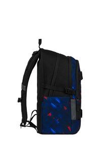 Zaino a motivo nero e blu con finitura testurizzata, spallacci regolabili e dettagli in metallo. Presenta tasche laterali e chiusura con fibbia.