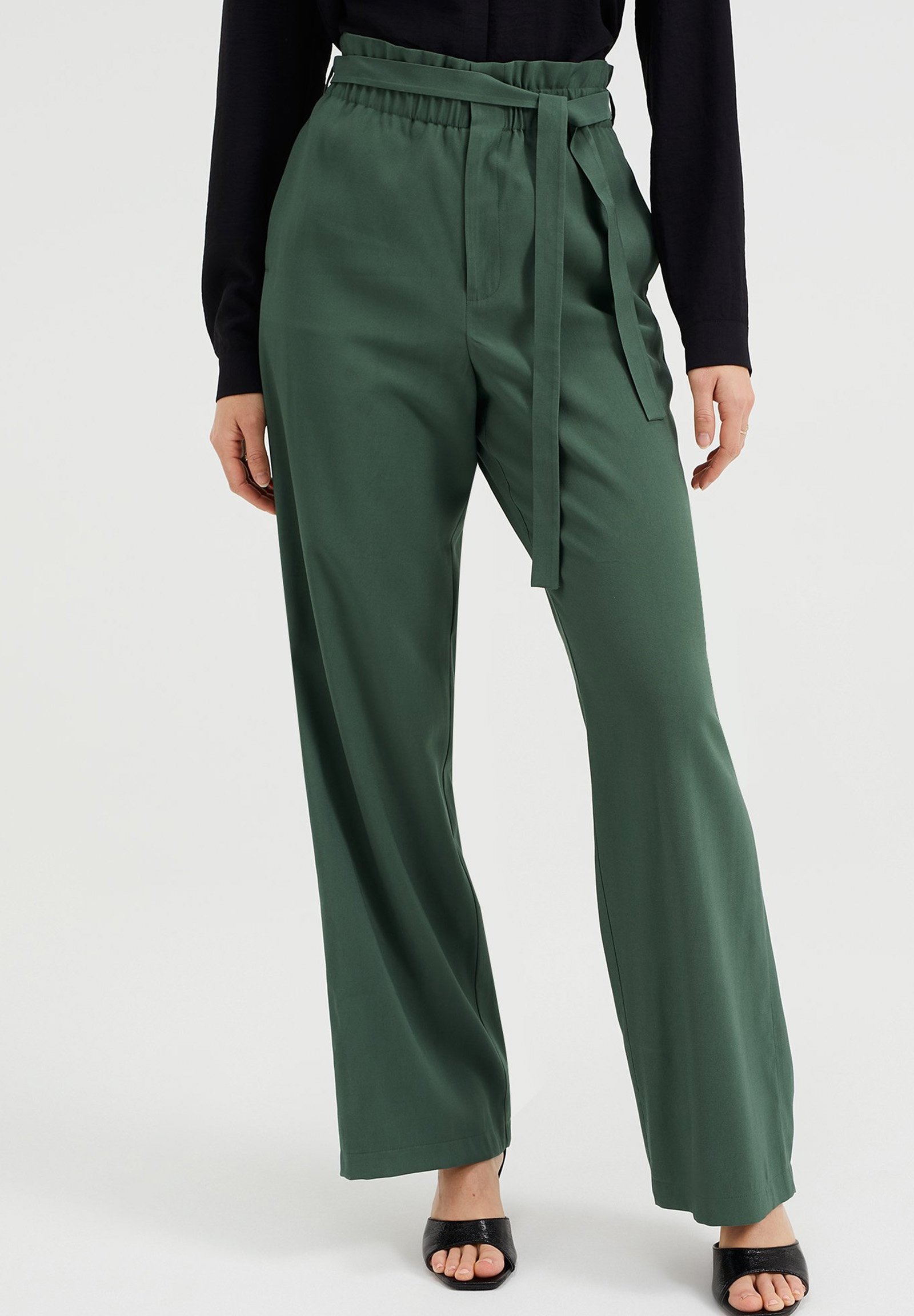 WE Fashion WIDE LEG - Trousers - green 
