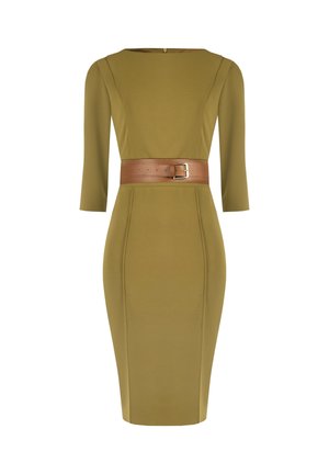 Olivgrünes, tailliertes Kleid mit dreiviertel Ärmeln, einer betonten Taille, akzentuiert durch einen breiten braunen Ledergürtel, und einem Reißverschluss hinten.