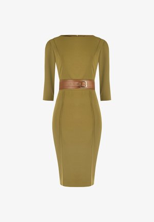 Oliën groene nauwsluitende jurk met driekwartmouwen, een gedefinieerde taille benadrukt door een brede bruine leren riem, en een ritssluiting aan de achterkant.