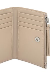 Intérieur de portefeuille en cuir beige avec six emplacements pour cartes et une poche zippée, équipé de ferrures argentées et de coutures apparentes.