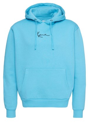 Jasnoniebieska bluza z kapturem, kieszenią z przodu i sznurkami, z małym czarnym logo pisanym ręcznie, umieszczonym na środku klatki piersiowej.