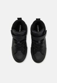 Černé vysoké tenisky s texturovaným koženým povrchem, šněrovací design, suchý zip a kulatý gumový špička.