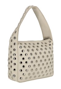Bolso de cuero beige con una correa de hombro curva, que presenta detalles metálicos circulares y un patrón de superficie texturizado. Cierre con cremallera en la parte superior.