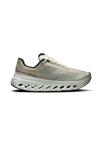 Laufschuh in hellgrau und Weiß, mit einem atmungsaktiven Mesh-Obermaterial, gepolstertem Kragen und einer dicken Sohle mit sichtbaren Ausschnitten zur Stoßdämpfung.