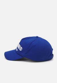 Gorra de béisbol de algodón azul con visera curva, logo blanco bordado, correa ajustable en la parte posterior y ojales de ventilación.