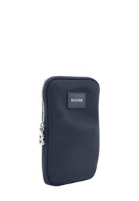 Mornarska tkaninska torbica z gladko teksturo, srebrnim zadrgo in oznako BOGNER. Pravokotna oblika z zaobljenimi koti. Minimalističen dizajn.