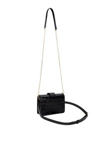 Borsa a tracolla in ecopelle di coccodrillo nera con tracolla a catena removibile, forma rettangolare e dettagli con fibbia, caratterizzata da una superficie liscia.