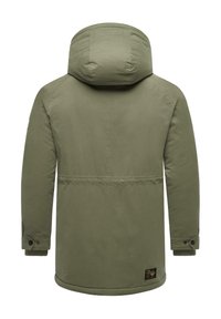 Chaqueta parka verde con capucha redondeada, puños acanalados y un distintivo detalle de parche cerca del dobladillo. Acabado de tela lisa y mate.