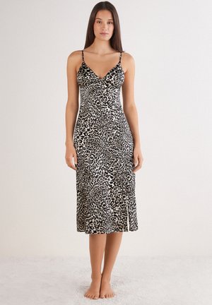 Spaghetti strap jurk met luipaardprint, gemaakt van zachte stof, met een V-hals en een zijsplit voor extra detail.