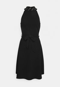 Vestido preto com um corpete justo, gola alta com tachas prateadas e saia fluida. Inclui um cinto atado na cintura. Textura suave.