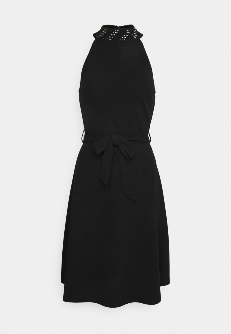 Vestido preto com um corpete justo, gola alta com tachas prateadas e saia fluida. Inclui um cinto atado na cintura. Textura suave.