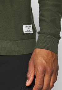 Jack & Jones JCOSHAWN CREW NECK  - Camisola - forest night