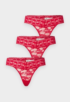 Ensemble de trois strings en dentelle rouge présentant des motifs floraux élaborés, une texture transparente et des bandes élastiques douces à la taille.