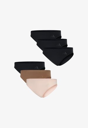 Biała ribbana koszulka bez rękawów z okrągłym dekoltem, zestawiona z cienkimi czarnymi stringami bikini z subtelnym detalem logo w odcieniu szarości.